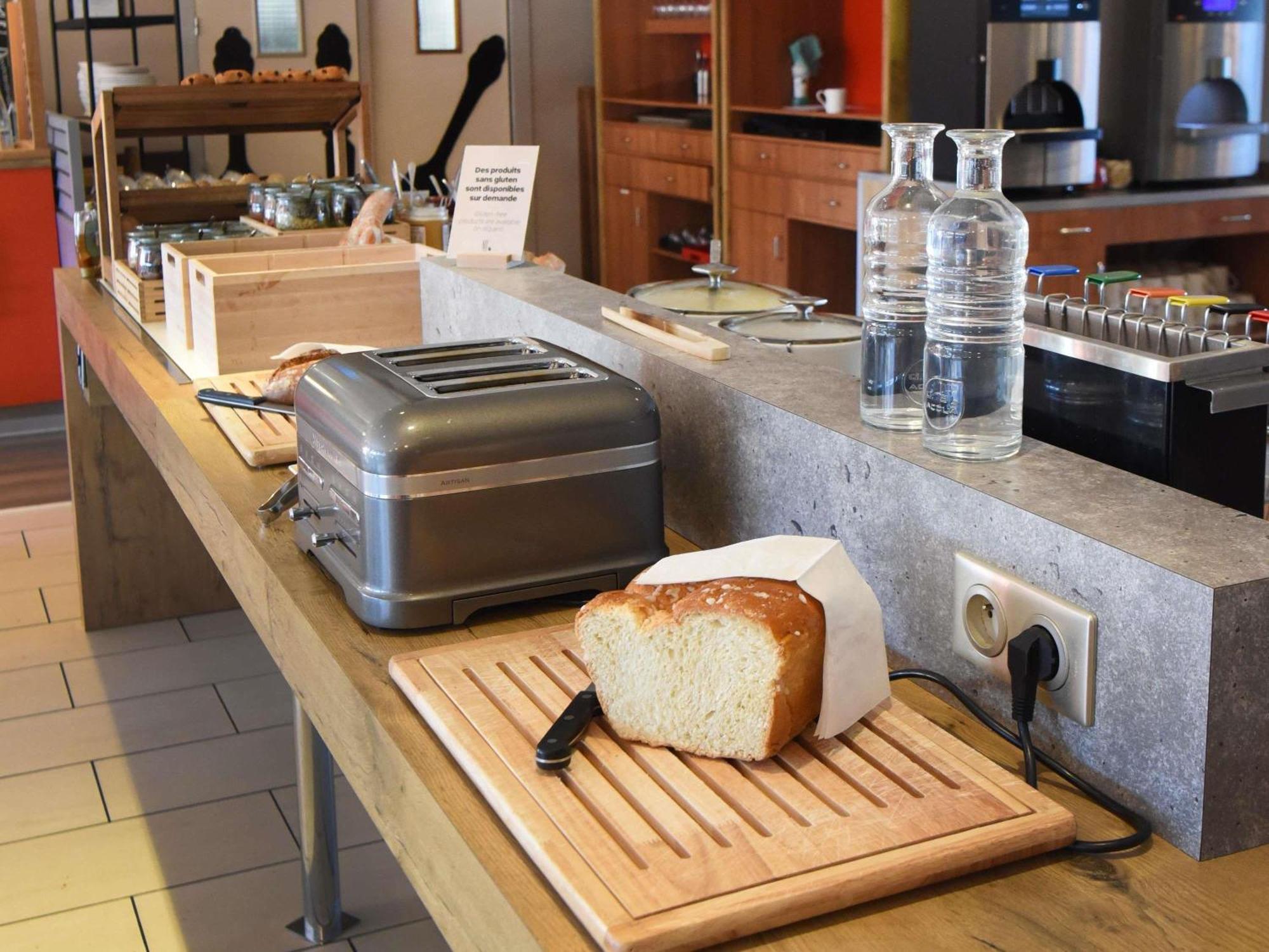 Ibis Laval Le Relais D'Armor Hotel Change  Exterior photo